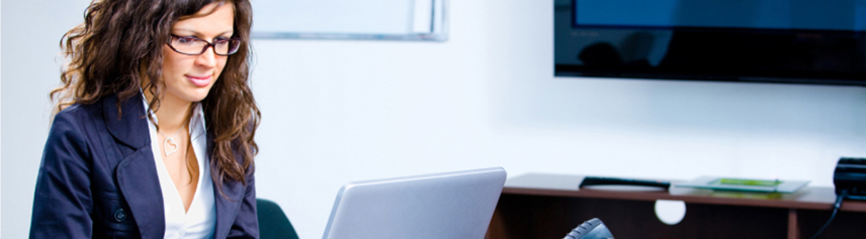 businesswoman in office_banner